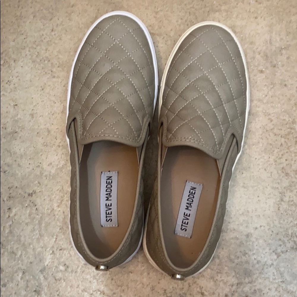Steve Madden Ecentrcq Slip On Size 6